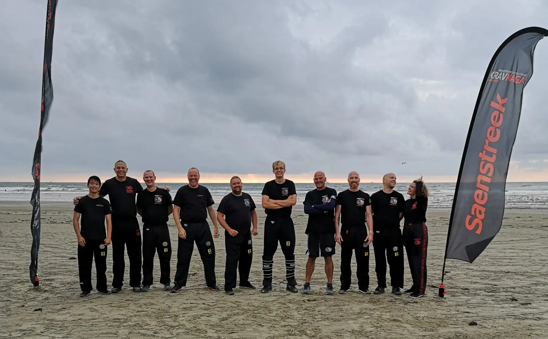krav maga trainingsgroep op het strand